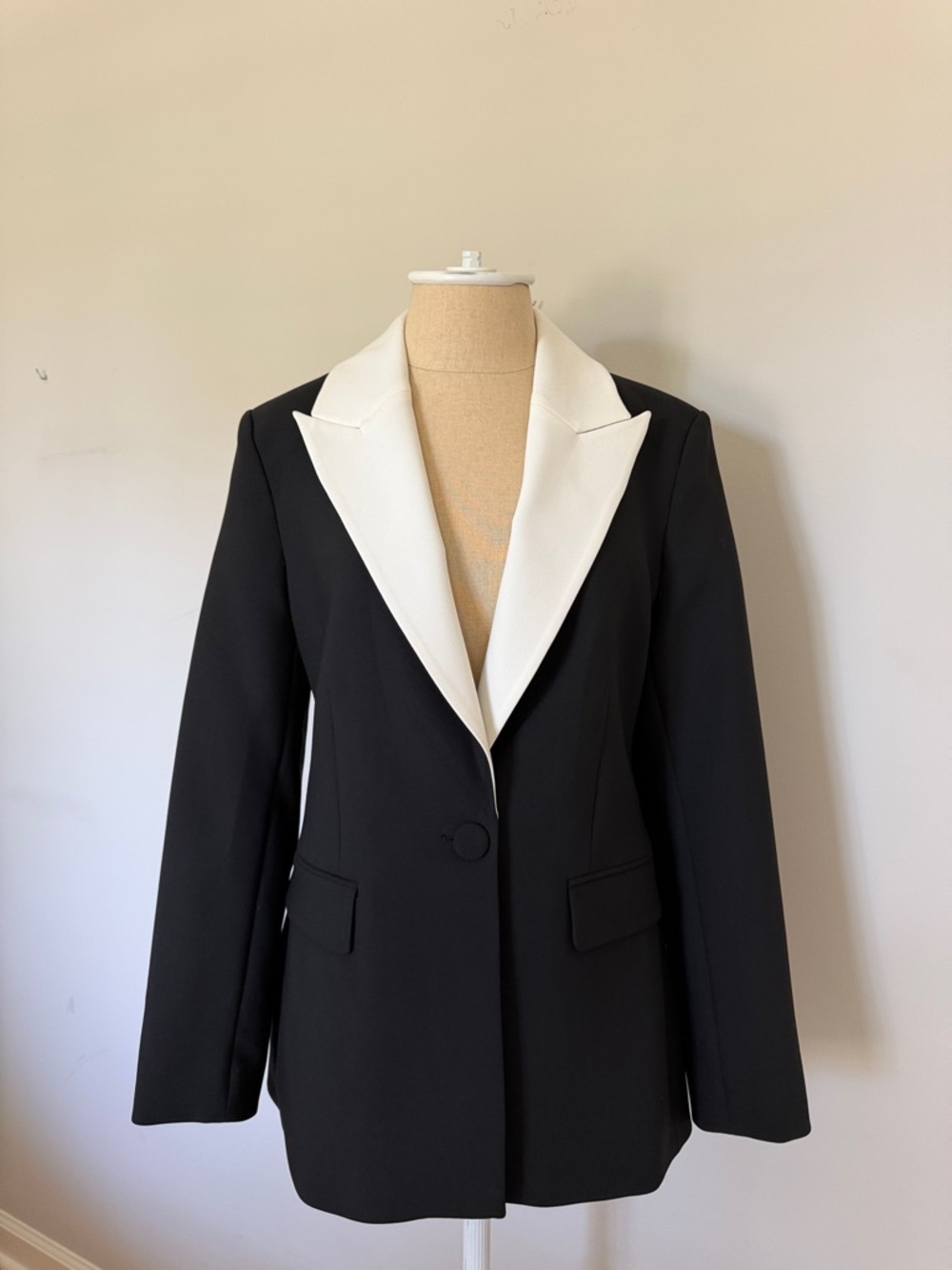 Two-Tone Black and White Peak Lapel Tuxedo Blazer Size US8